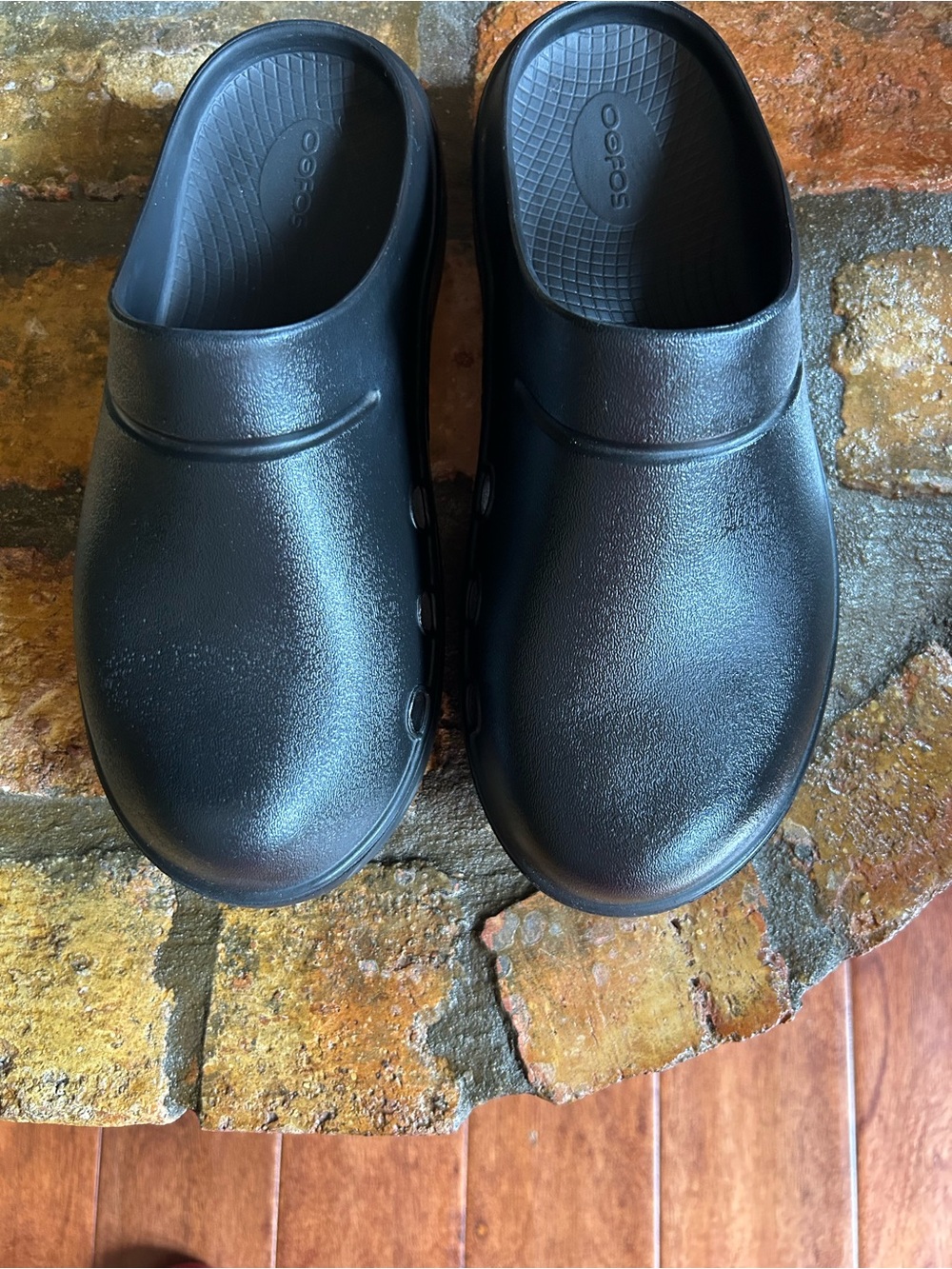OoFOS clogs. - Picture 2 of 4
